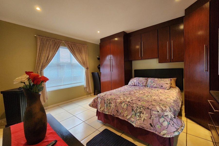 8 Bedroom Property for Sale in Wavecrest Eastern Cape